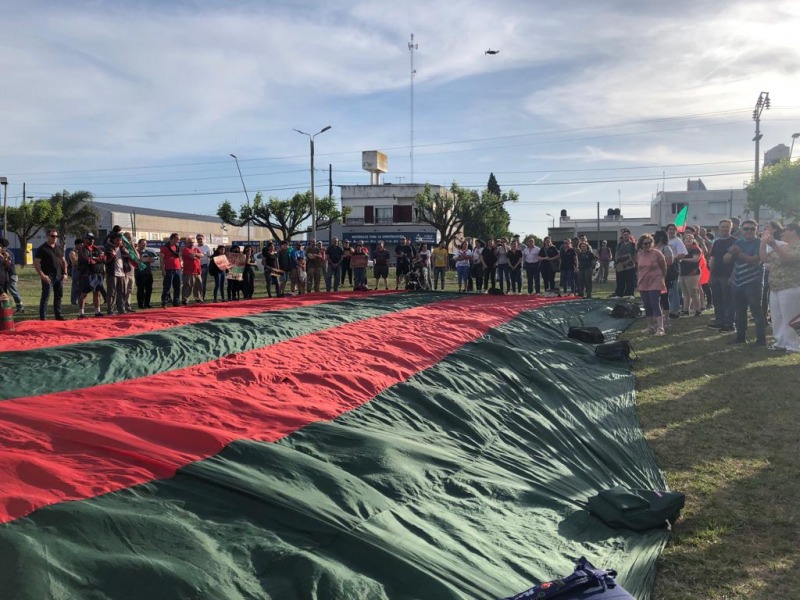 Banderazo en defensa del terreno para la Escuela Industrial